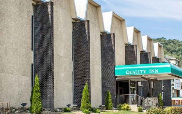 Отель Quality Inn & Conference Center Franklin вид на фасад