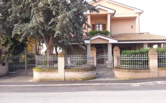 Отель Luconi Affittacamere Джези вид на фасад