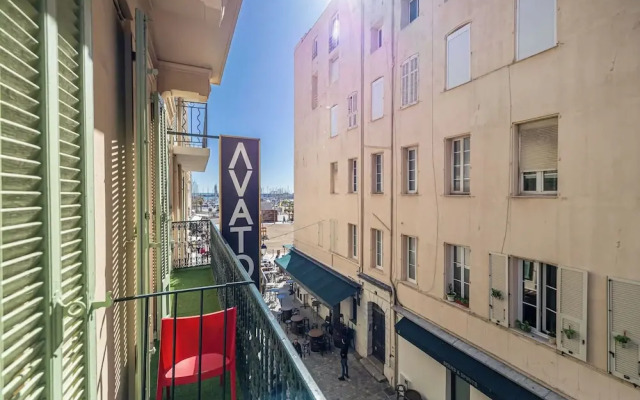 Deluxe Bedroom With Balcony in Cannes Palais