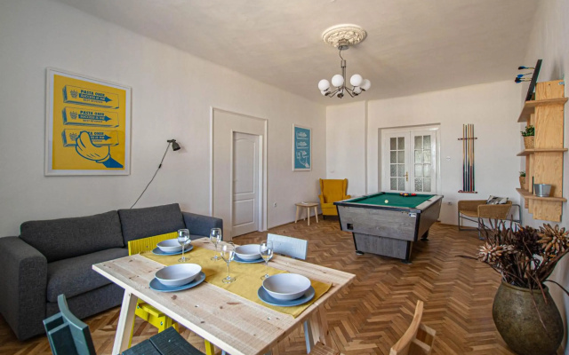 Super Central Billiard and Darts Big Apartment