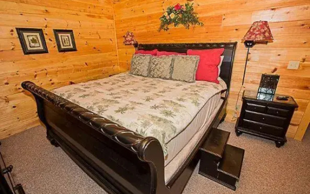 Harrisons Hideout by Sugar Maple Cabins