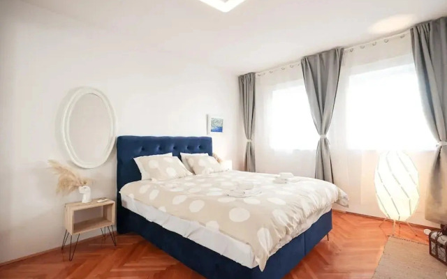 Modern Apartment With Terrace Near old Town