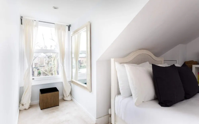 Bright Maida Vale Apartment