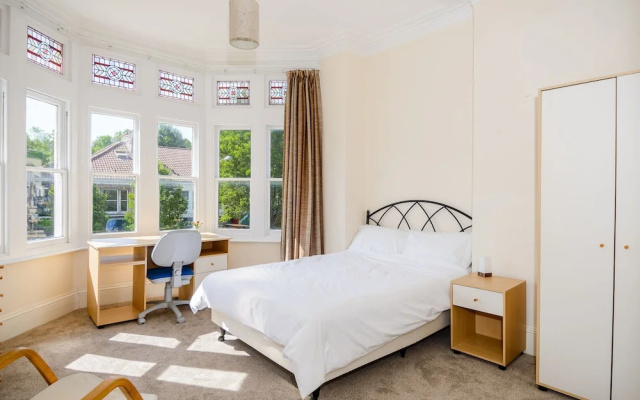 Spacious 4 Bedroom Home on Gloucester Road