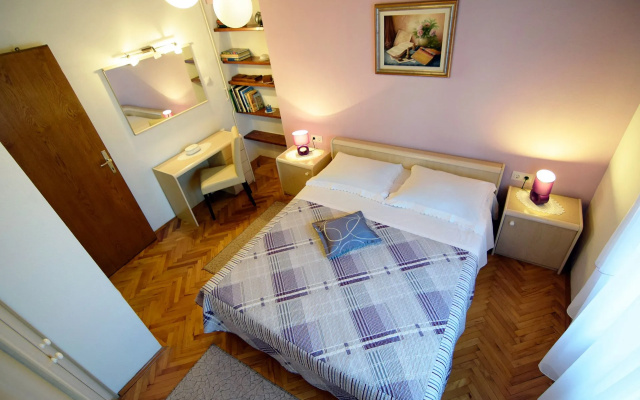 Holiday house Zlatna - with beautiful garden: Selca, Island Brac