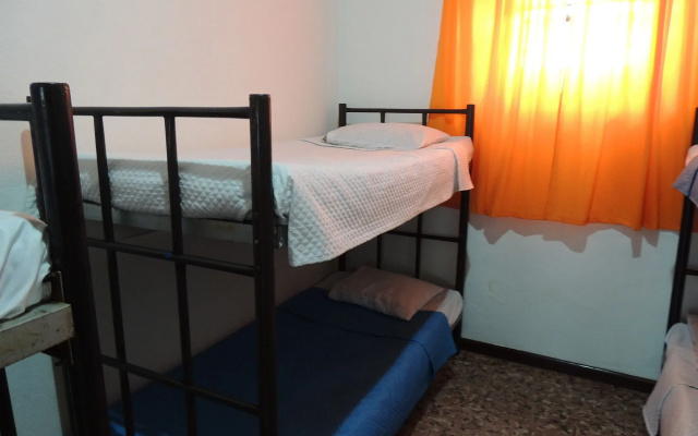 Feathers Hotel and Lounge - Hostel