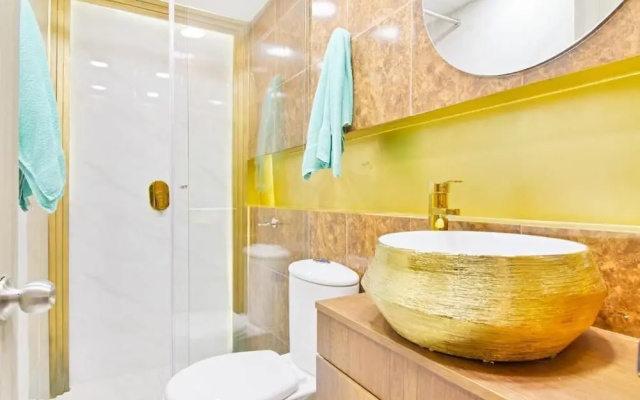 2bedroom with pooltable 1 block -Lleras