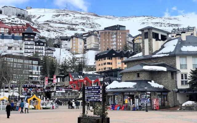 Todosierranevada Zona Baja Varios Edificios Junto A Los Telecabinas