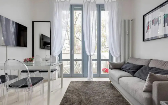 Easylife - L abbraccio dell affascinante P Romana