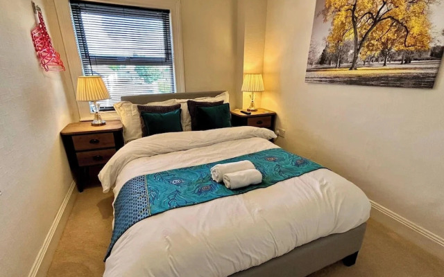 Character Bedford Apartment With Two Bedrooms