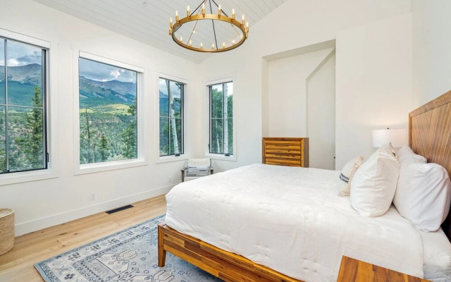 Overlook House 4 Bedroom Home by RedAwning