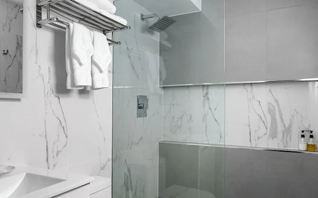 ULTRA Spacious apt Steps From the Beach