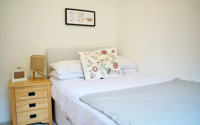 Modern 2 Bedroom Ground Floor Flat with Parking