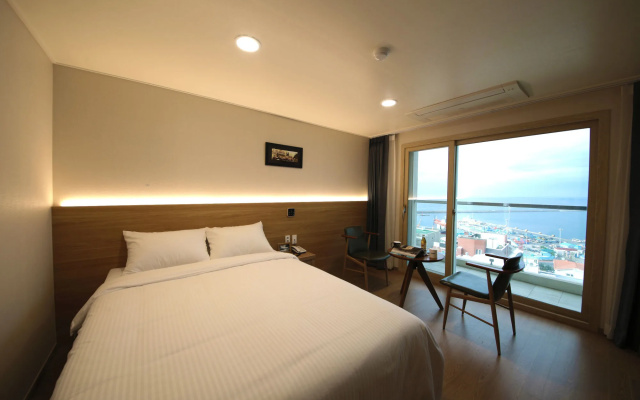 Harbor Hotel