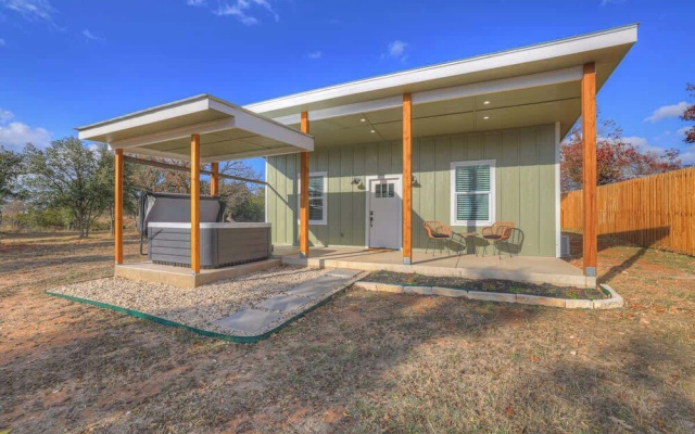 Evergreen Escape W/hot-tub 5 Min to Downtown!