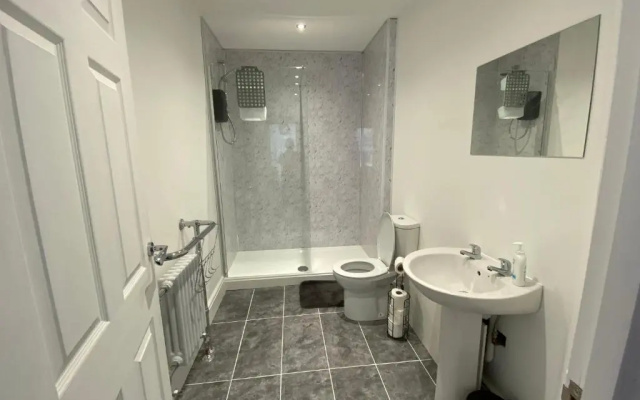 Spacious First Floor 3 Bed Mostyn Street Apartment