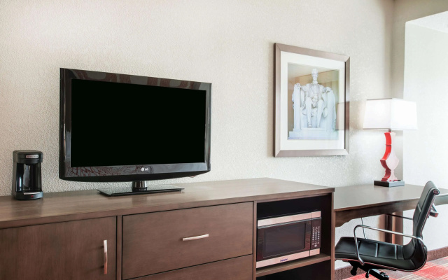 La Quinta Inn & Suites by Wyndham DC Metro Capital Beltway