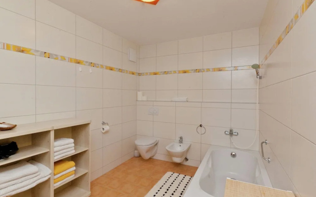 Mod Apartment in Bruck An Der Großglocknerstraße with Garden