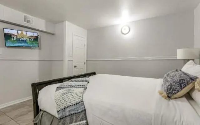 Elegant 4BR Condo in Downtown