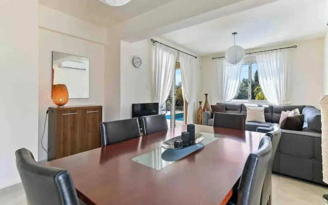 Coral Bay Villa - Sleeps 6 - Pool - Parking