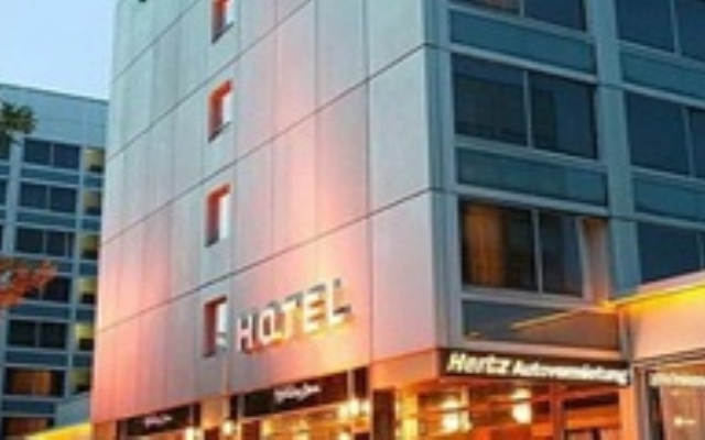 Отель Holiday Inn Munich - Schwabing вид на фасад