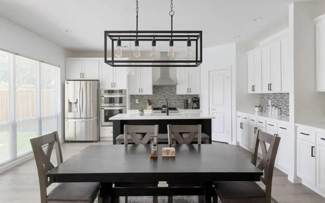 Urban Retreat With Pool Near Downtown Dallas