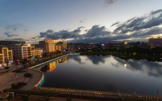 Baihe Hotel (Yangxi West Lake Branch)