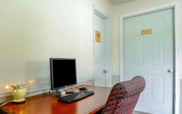 Econo Lodge Inn & Suites