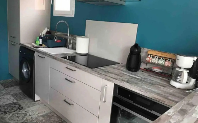 Logement attenant à une villa T2 avec terrasse .