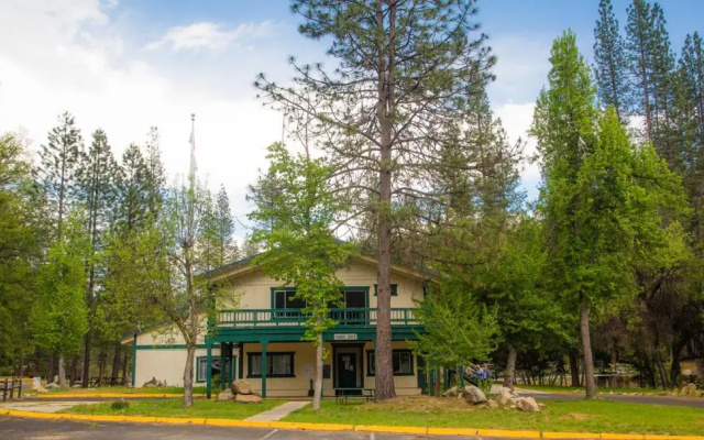 Yosemite Lakes Bunkhouse Cabin 27