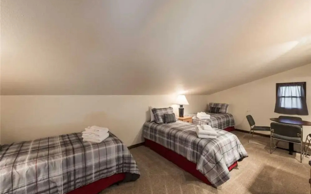 Gray Wolf Lodge - Four Bedroom Cabin with Hot Tub