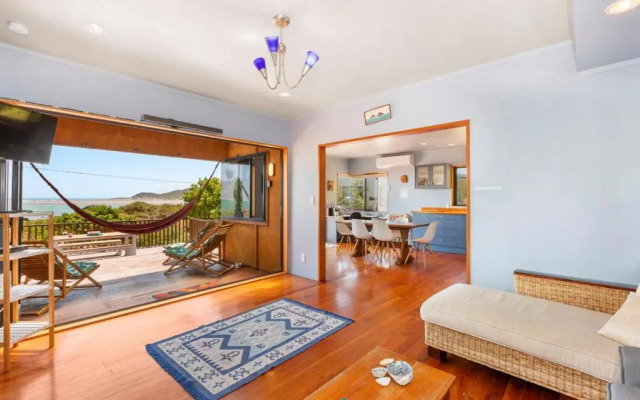 The Big Round Window - Raglan Holiday Home