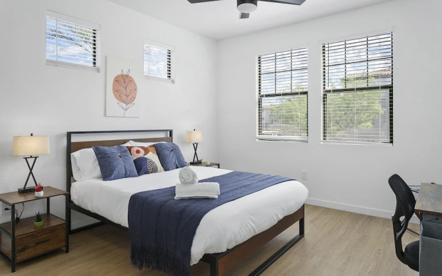 CozySuites Glendale with pool  04 and 18