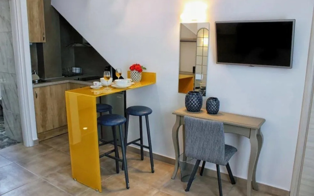 Theros Villas & Suites