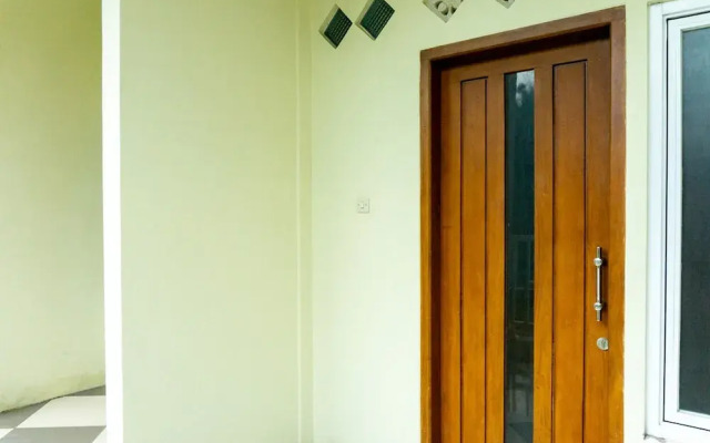 RedDoorz near Benteng Van Den Bosch