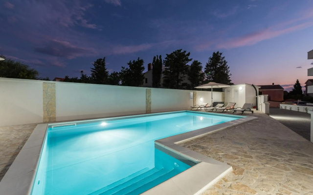 Villa Star 5 luxury apartment with a pool