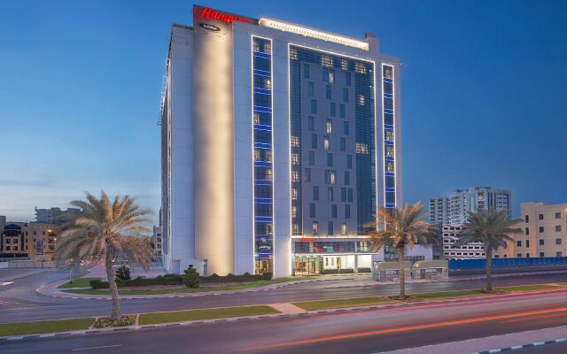 Отель Hampton by Hilton Dubai Airport ОАЭ, Дубай - 1 отзыв об отеле, цены и фото номеров - забронировать отель Hampton by Hilton Dubai Airport онлайн вид на фасад