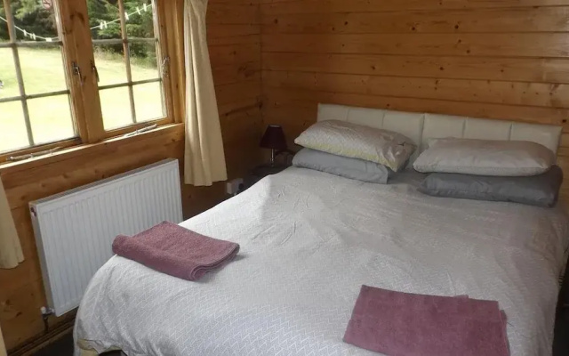 Spacious 3 Bedroom Cabin at Avonvale Holiday Lodge