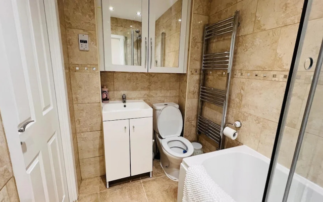 Northolt - House - Sleeps 6 - Parking - Garden
