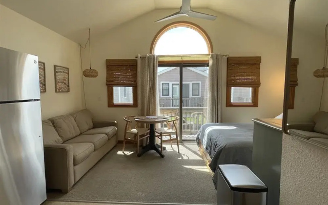 38 Piece Of Heaven Studio Bedroom Condo by RedAwning
