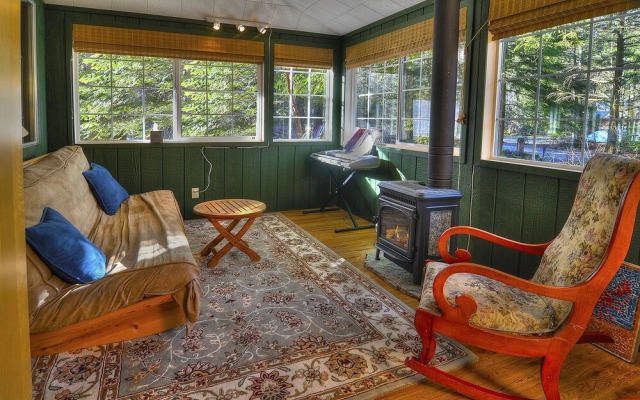 Red Hawk Hideaway - Two Bedroom Cabin with Hot Tub