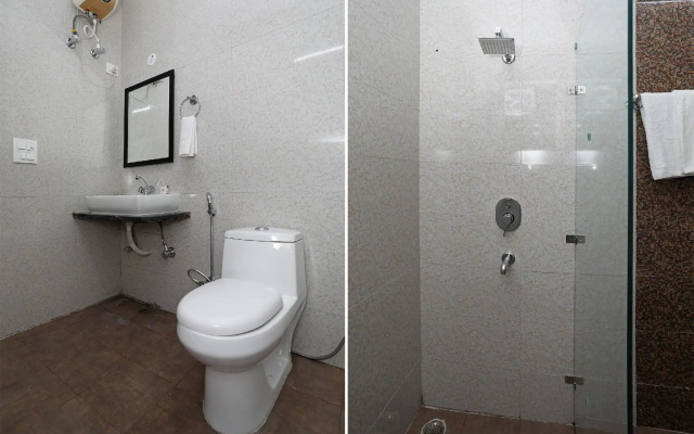 OYO 10888 Aastha Residency