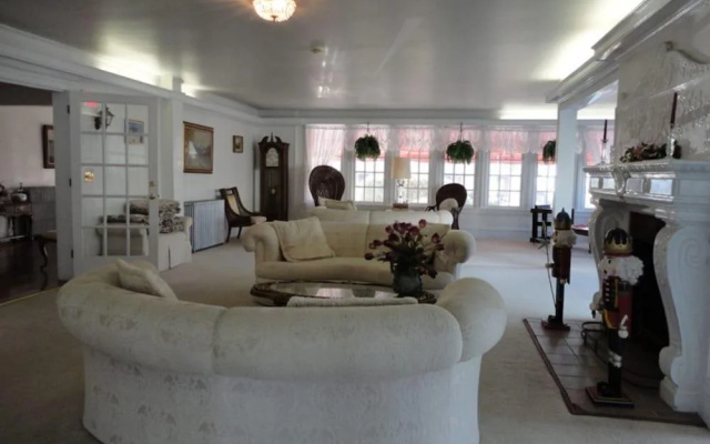 Plymouth Inn