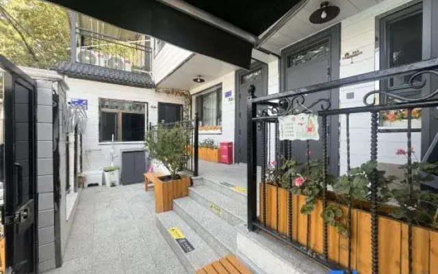 Yining Huati Manju Homestay