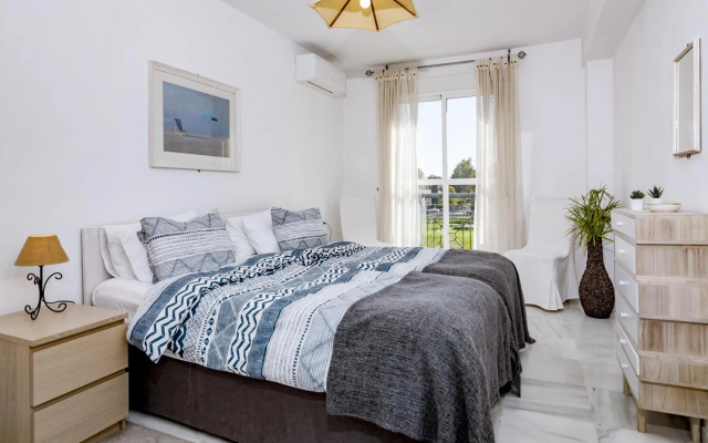 LCR4- Large 3 bed apt close to beach, port