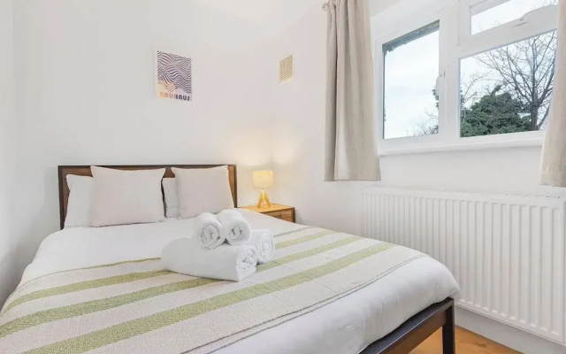 Spacious 3-bed House With car Park Near Heathrow