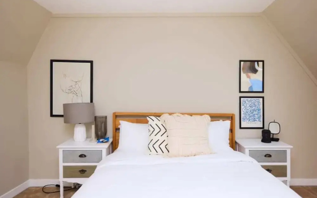 The Holland Park Crib - Classy 2bdr House