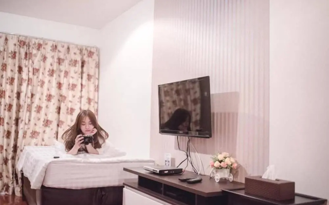 Crystal Box Hotel