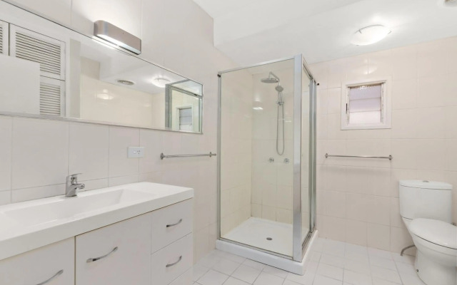 Kozyguru Albion Charming House With 3 Bedroom Parking -Qal035