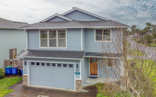 Gorgeous Kitchen and Fenced Backyard - Stunning Coastal Haven